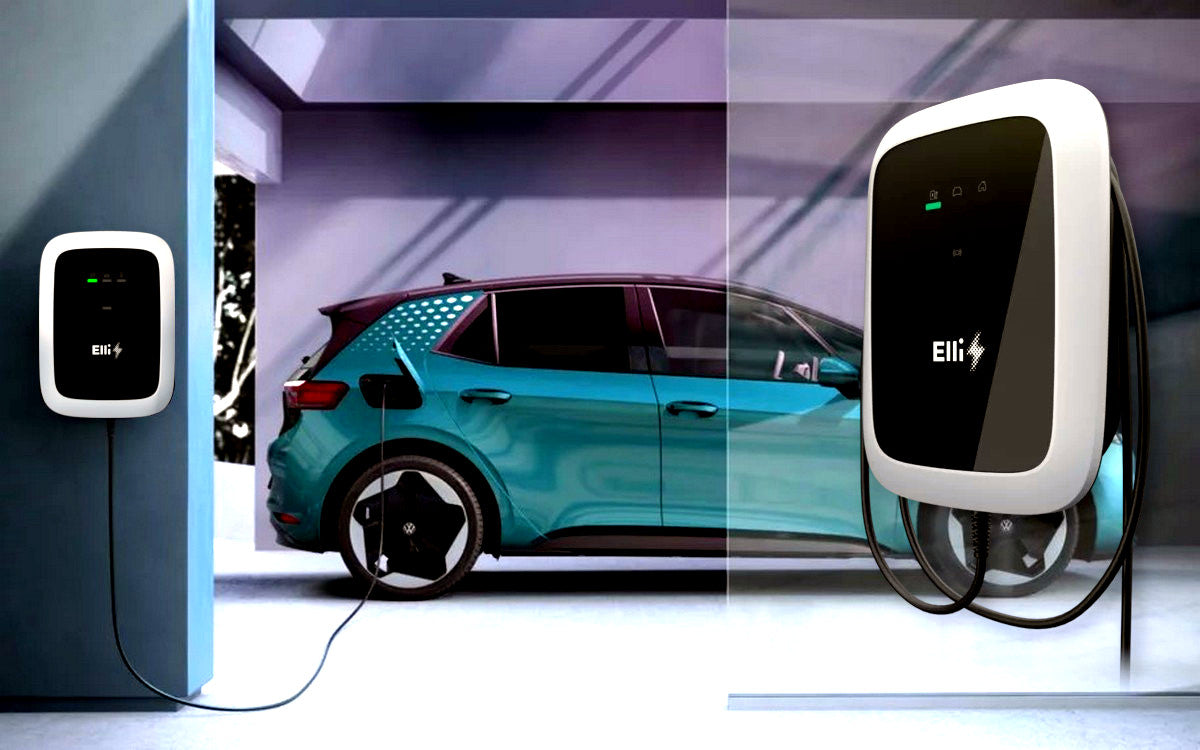 Ein türkisfarbenes Elektroauto ist in einem Haus geparkt und an eine an der Wand montierte Elli-Ladestation für Elektrofahrzeuge angeschlossen.