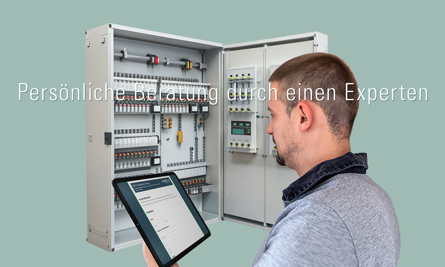 Ein Mann, der ein Tablet benutzt, steht vor einem offenen elektrischen Schaltkasten. Der eingeblendete Text auf Deutsch lautet: "Persönliche Beratung durch einen Experten".