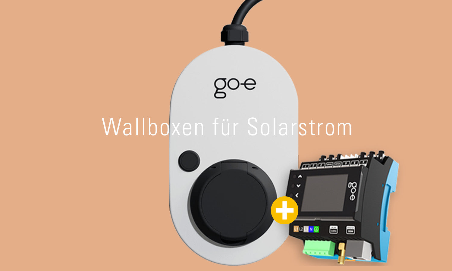 Weißes go-e Wallbox-Ladegerät und ein elektronisches Modul auf beigem Hintergrund mit deutschem Text Wallboxen für Solarstrom überlagert.