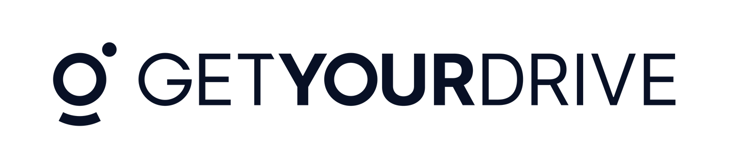 Logo für GETYOURDRIVE mit einem kreisförmigen abstrakten Symbol auf der linken Seite, gefolgt von den Worten GET YOUR DRIVE in fetten, modernen Großbuchstaben.