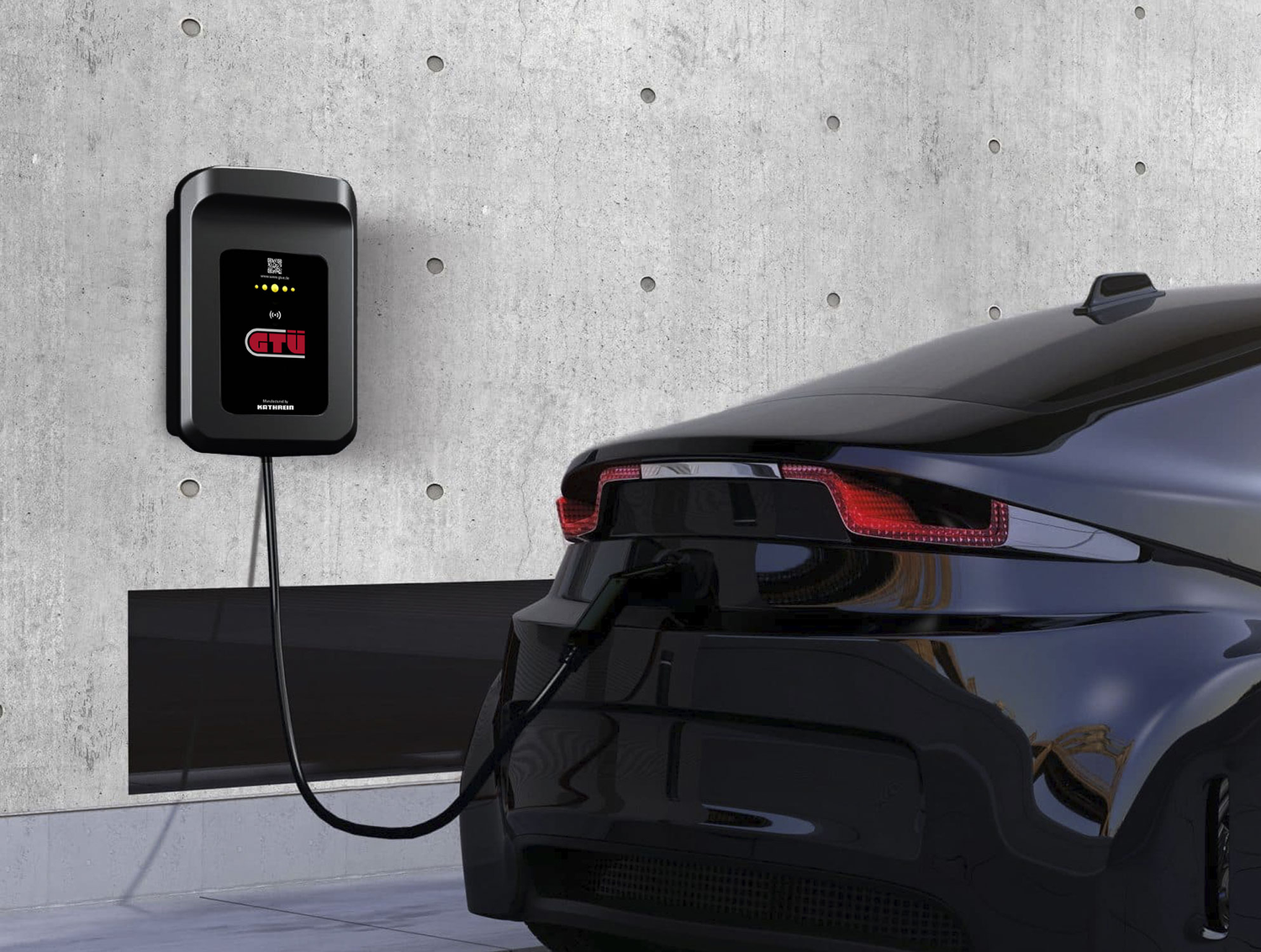Ein schwarzes Elektroauto ist an eine an einer Betonwand montierte Ladestation angeschlossen.