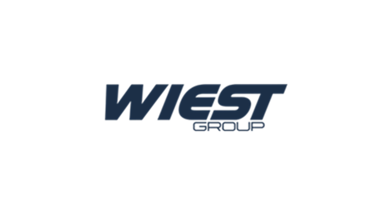 Das Bild zeigt das Logo der Wiest-Gruppe mit dem Wort WIEST in fetter dunkelblauer Schrift über dem Wort GROUP in einer helleren, kleineren Schrift auf weißem Hintergrund.