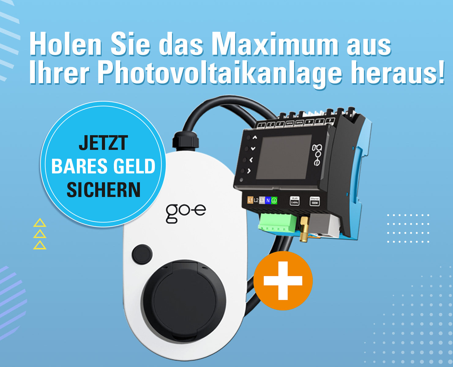Auf blauem Grund sind eine weiße go-e Ladestation und ein Steuergerät abgebildet, auf dem ein deutscher Text für maximale Einsparungen durch eine Photovoltaikanlage wirbt.