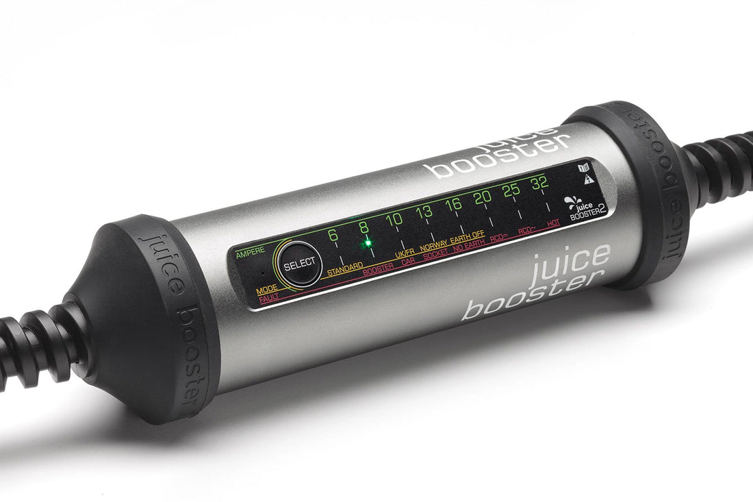 Das HUK Juice Booster 2 HUK-Set ist eine silberne, zylindrische mobile Ladestation mit Anzeigefeld, Moduseinstellungen und SELECT-Taste, verbunden durch schwarze Kabel – perfekt für flexibles Laden von Elektroautos.