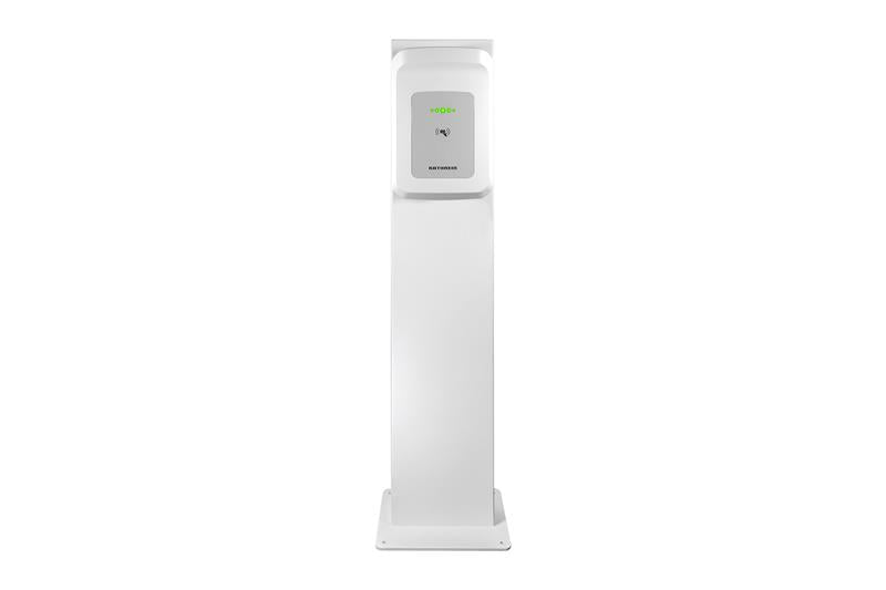Eine weiße elektronische Ladestation mit grüner 100%-Anzeige ist auf dem Kathrein-Standfuß von Kathrein montiert und somit für Wallboxen geeignet, das Ganze vor einem schlichten weißen Hintergrund.
