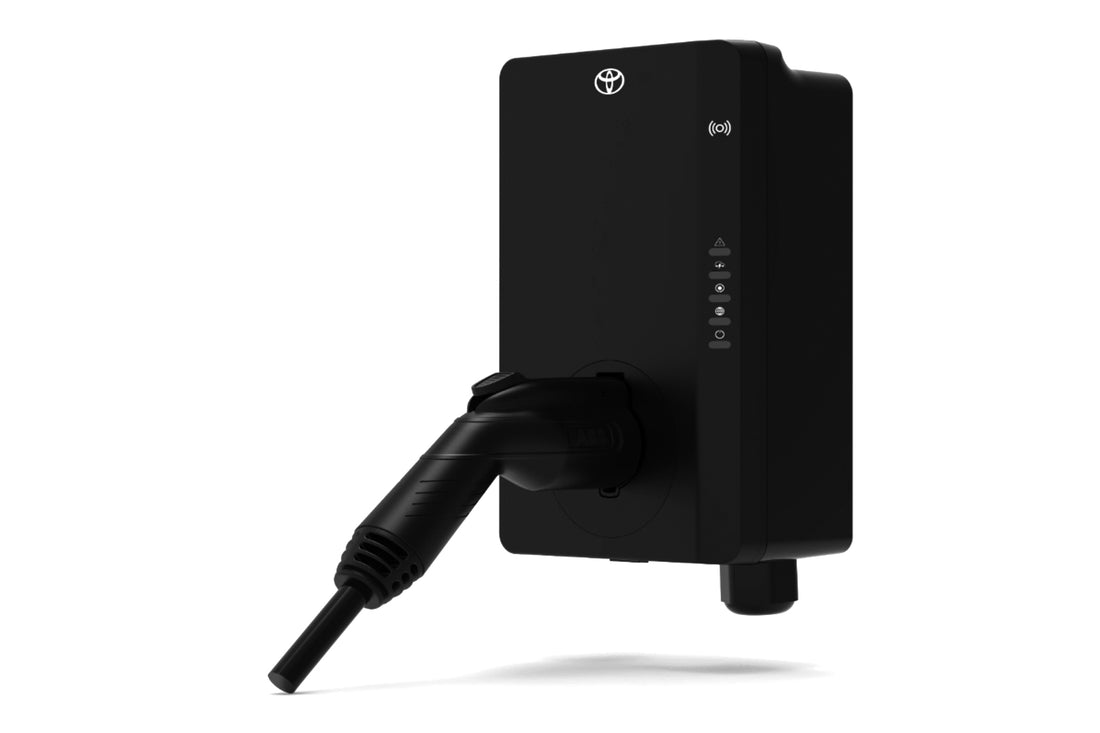 Die Toyota Terra AC Wallbox Base ist eine schwarze, wandmontierte Ladestation für Elektrofahrzeuge mit Kontrollleuchten, einem eingesteckten Ladekabel und dem Toyota-Logo im oberen Bereich.