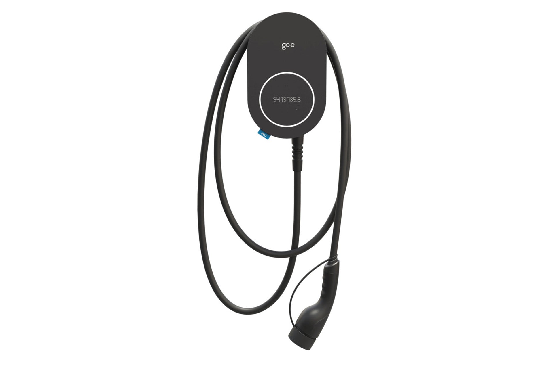 Das go-e Charger PRO CABLE von go-e ist eine schwarze, wandmontierte Ladestation für Elektrofahrzeuge mit Spiralkabel und Stecker sowie skalierbarem Lastmanagement für eine effiziente Stromverteilung.
