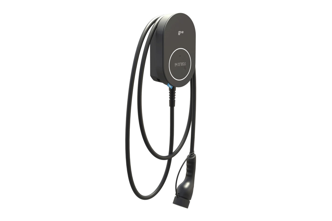 Das go-e Charger PRO CABLE von go-e, ein schwarzes Plug&Charge-fähiges Ladegerät für Elektrofahrzeuge mit Spiralkabel und Stecker, ist auf einem weißen Hintergrund montiert.