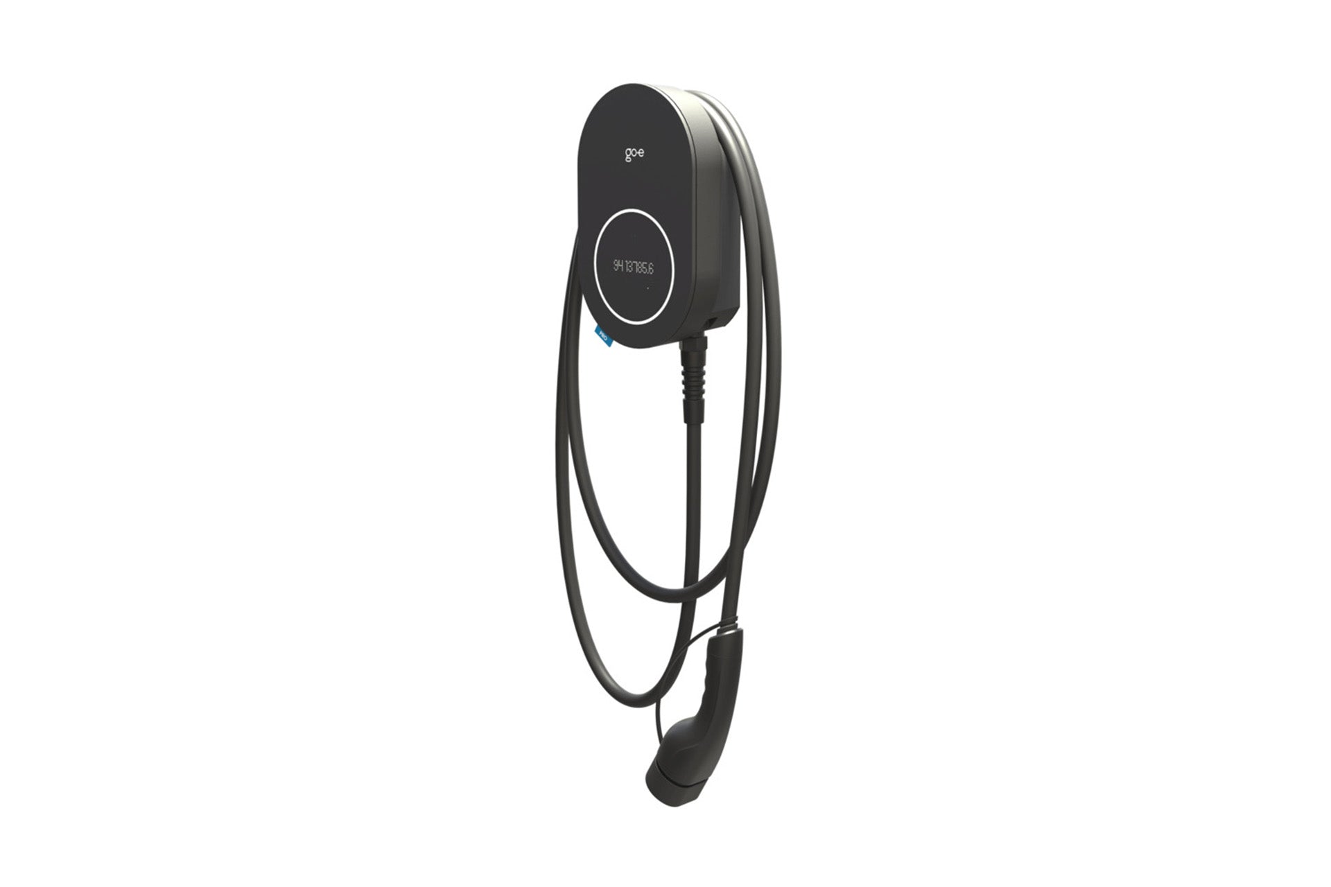 Das go-e Charger PRO CABLE von go-e ist eine schwarze Ladestation für Elektrofahrzeuge, die an einer weißen Wand montiert wird. Darunter hängt ein Spiralladekabel mit Stecker. Die Station ist Plug&Charge-fähig.