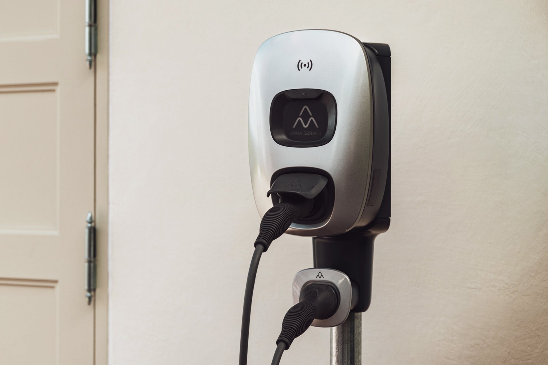 Charge Amps Dawn ist eine duale 22-kW-AC-Wandladestation Typ 2 von Charge Amps mit zwei Kabeln und nahtloser Cloud-Konnektivität für intelligente Überwachung und verbesserte Energieeffizienz.
