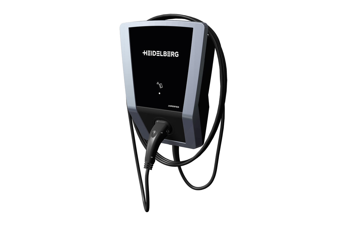 Die Heidelberg AMPERFIED Wallbox connect.business Ladestation für Elektrofahrzeuge mit angeschlossenem Kabel und Stecker verfügt über ein intelligentes Energiemanagement und ist auf einem weißen Hintergrund montiert abgebildet.