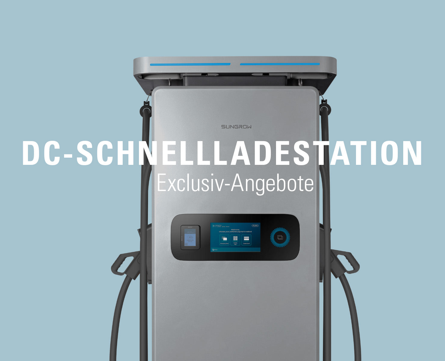 Vorderansicht einer DC-Schnellladestation für Elektrofahrzeuge mit den deutschen Texten „DC-Schnellladestation“ und „Exclusiv-Angebote“ auf hellblauem Hintergrund.