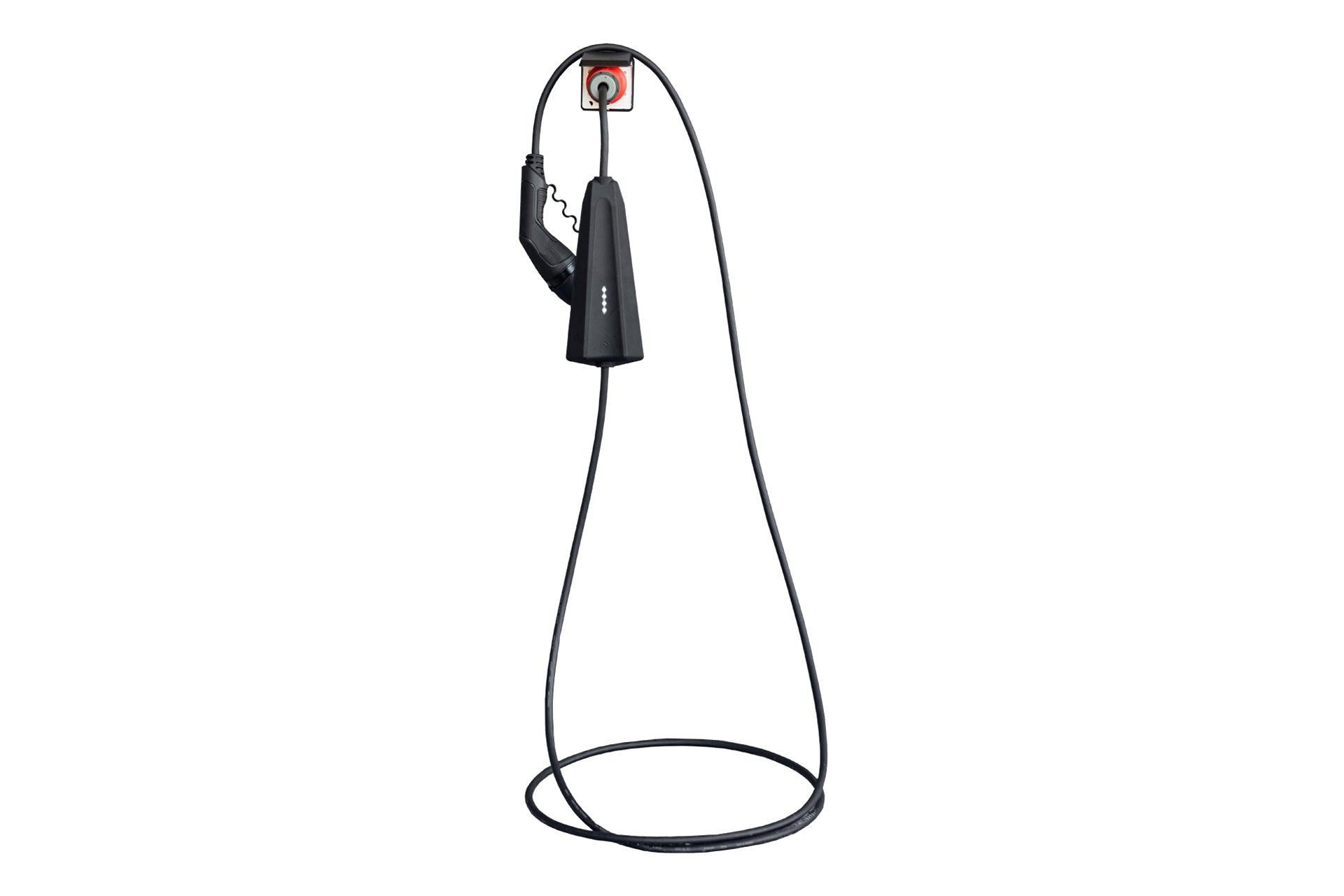 Ein schwarzes NEcharge One EV-Ladekabel von NEcharge wird an eine Wandsteckdose angeschlossen und bildet eine lose Bodenschleife – perfekt für das dreiphasige Laden mit einer zuverlässigen mobilen Station.