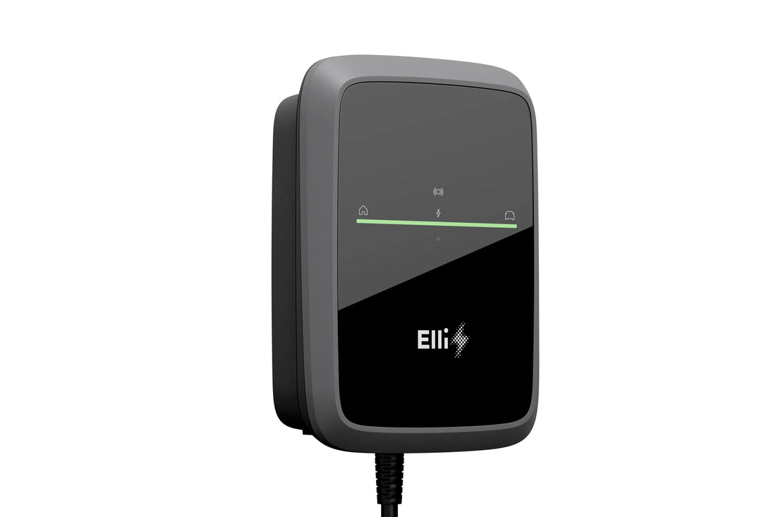 Der Elli Charger Connect 2 ist ein schwarz-graues, an der Wand montiertes EV-Ladegerät mit digitaler Anzeige, Elli-Branding auf der Vorderseite und universeller Kompatibilität für nahtloses Laden.