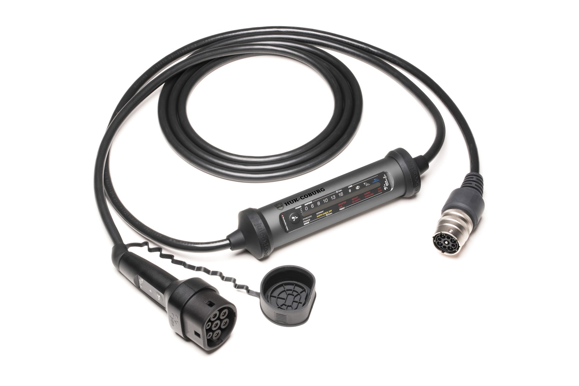 Ein schwarzes HUK Juice Booster 3 air HUK-Set Diagnosekabel mit Multipin-Stecker, Kontrollleuchten und Schutzkappe – kompatibel mit mobiler Ladestation – aufgewickelt auf weißem Untergrund.