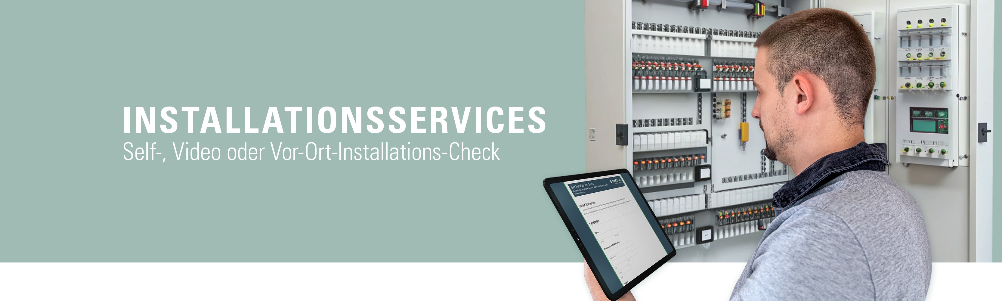 Ein Mann liest auf einem Tablet Installationsanweisungen, während er vor einem offenen Schaltschrank steht. Links steht „Installationsservices“.