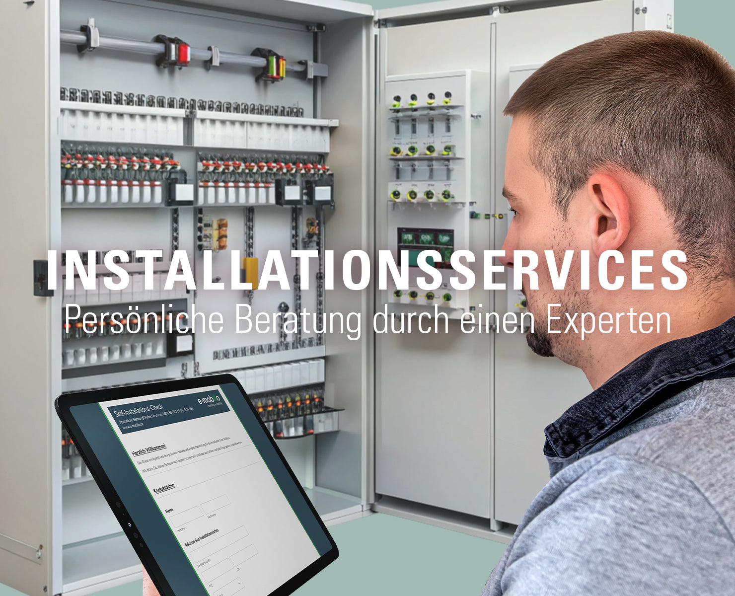 Ein Mann mit Tablet steht vor offenen Schalttafeln; Der Text lautet Installationsservices: Persönliche Beratung durch einen Experten.