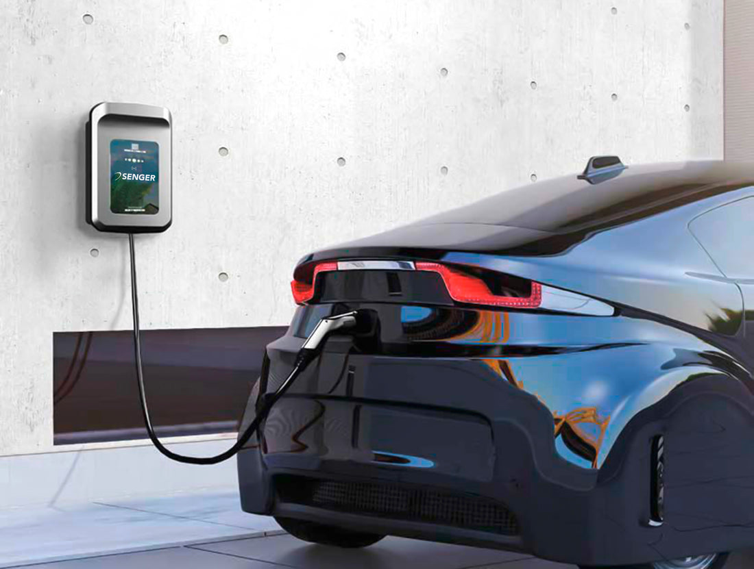 Ein schwarzes Elektroauto ist an einer Kathrein Senger Wallbox WL40 geparkt und wird aufgeladen, einer an einer weißen Betonwand befestigten Wandladestation.