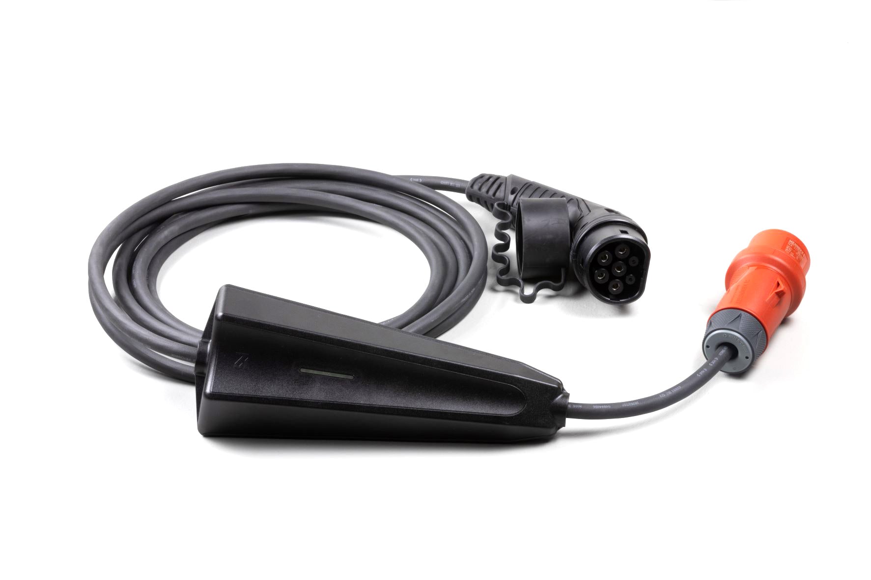 Das NEcharge One von NEcharge ist ein schwarzes EV-Ladekabel mit Steuerbox und rotem Stecker für 3-Phasen-Laden, aufgerollt auf weißem Hintergrund dargestellt.