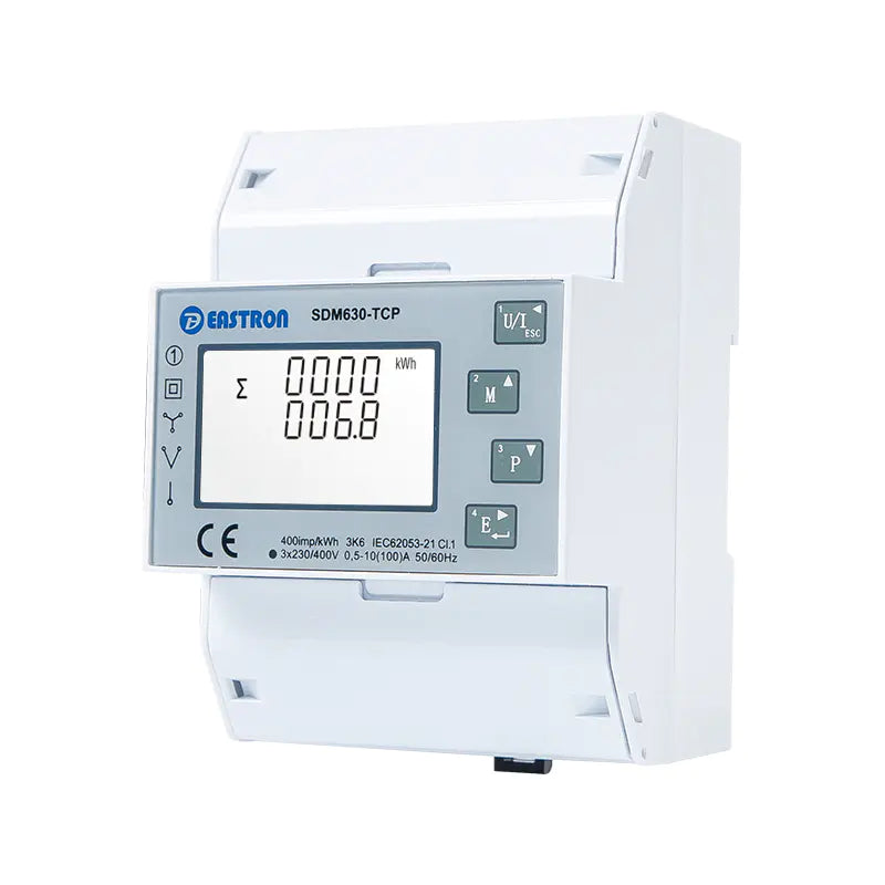 Der Eastron SDM630-TCP, ein digitaler Energiezähler für PV-Überschussladen, verfügt über ein LCD-Display und ist auf einem weißen Hintergrund montiert dargestellt.