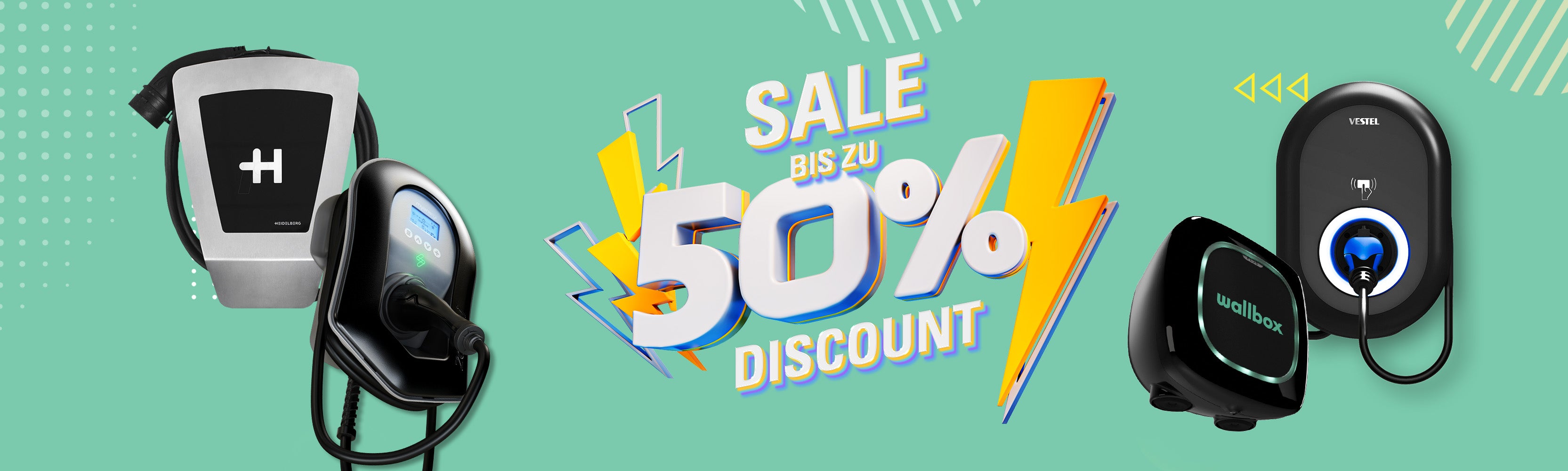 Werbebanner mit verschiedenen Ladestationen für Elektrofahrzeuge und Text in Deutsch und Englisch: SALE BIS ZU 50% RABATT auf grünem Hintergrund.