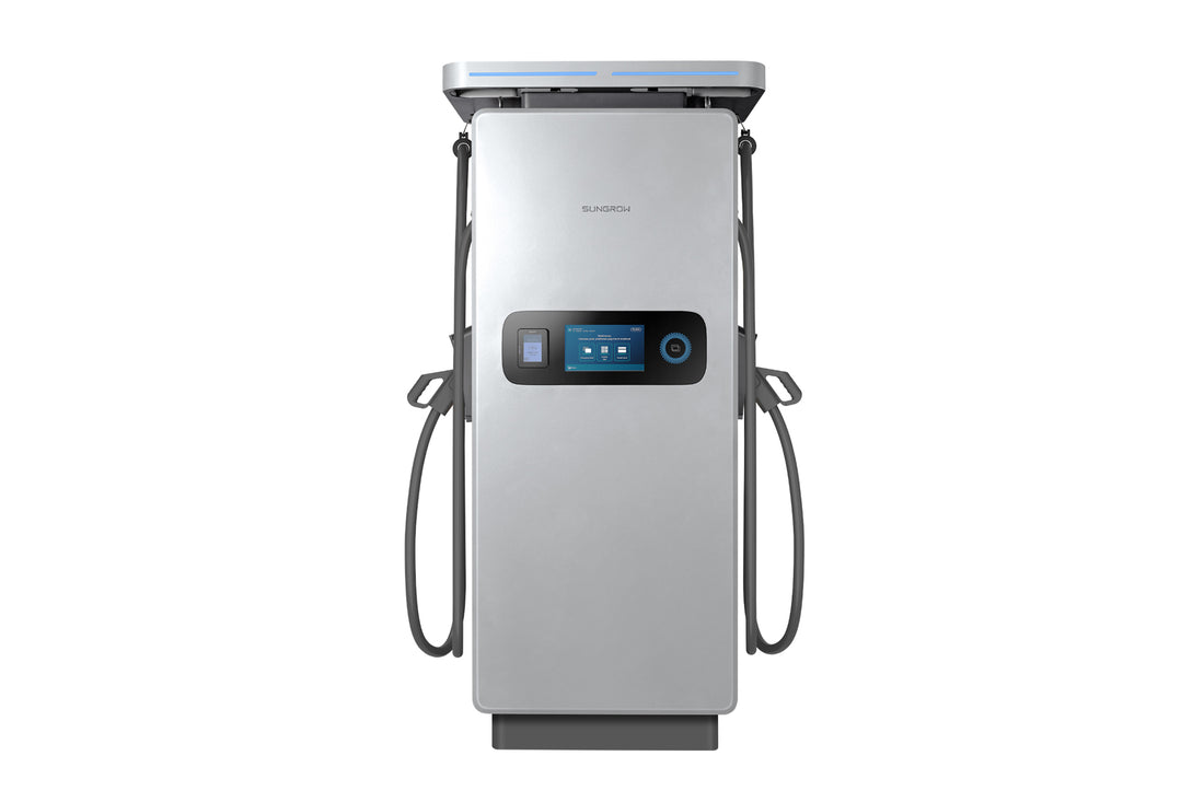 Der Sungrow DC-Charger von Sungrow ist eine graue Ladestation für Elektrofahrzeuge mit zwei Ladekabeln und einer digitalen Frontanzeige vor weißem Hintergrund.