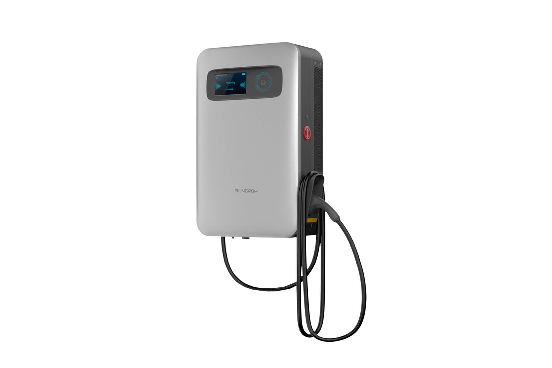 Der Sungrow DC-Charger 30E von Sungrow ist eine wandmontierte Ladestation für Elektrofahrzeuge mit Anzeigebildschirm, Kabeln und seitlich hängendem Stecker.