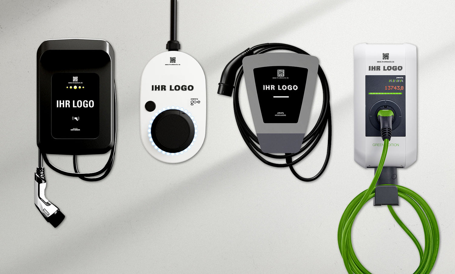 Auf einer hellen Oberfläche werden vier verschiedene Ladestationen für Elektrofahrzeuge nebeneinander angezeigt, jede mit einem einzigartigen Design und dem Text „IHR LOGO“.