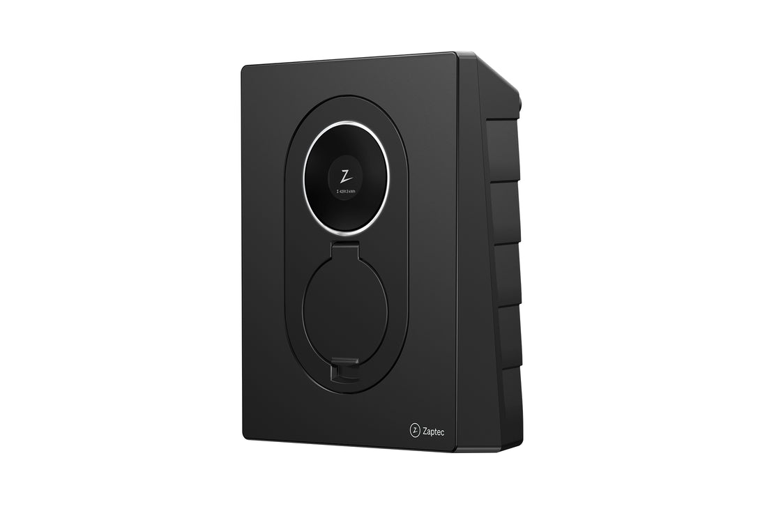 Das Zaptec Go 2 von Zaptec ist ein schwarzes, wandmontiertes Ladegerät für Elektrofahrzeuge mit einer runden Buchse und dem Zaptec-Logo an der unteren Vorderseite, das bidirektionales Laden für effizientes Energiemanagement unterstützt.