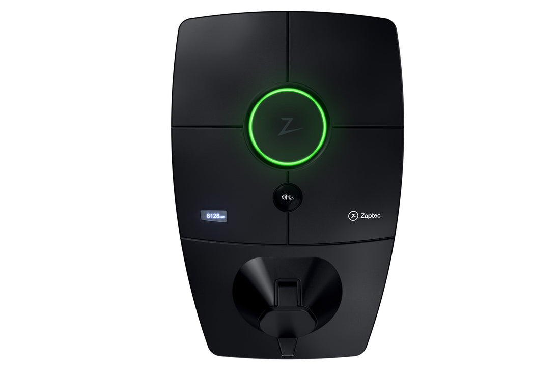 Der Zaptec Pro (22 kW) von Zaptec ist eine schwarze Ladestation für Elektrofahrzeuge mit runder grüner LED, kleinem Display, MID-zertifiziertem Energiezähler und unterem Anschlussport – und bietet zuverlässige Ladepunkte.