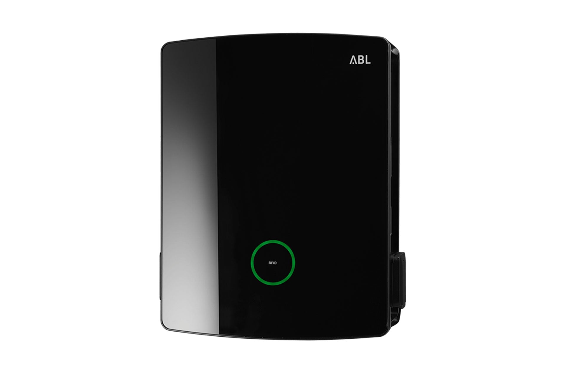 Die ABL eM4 ist eine schwarze Wandladestation für Elektrofahrzeuge von ABL mit einer grünen, runden Anzeige und dem Schriftzug „ABL“ in der oberen rechten Ecke. Sie wurde mit dem Design Plus Award 2022 ausgezeichnet.