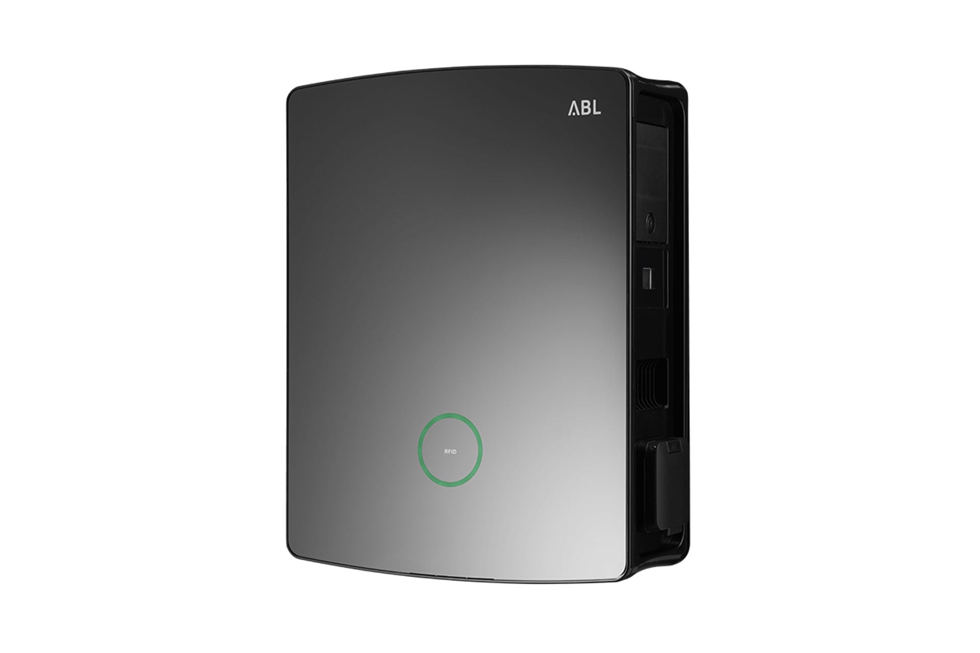 Die ABL eM4 von ABL ist eine schwarz-graue, wandmontierte Ladestation für Elektrofahrzeuge mit einer runden Kontrollleuchte an der Vorderseite, die mit dem Design Plus Award 2022 ausgezeichnet wurde.