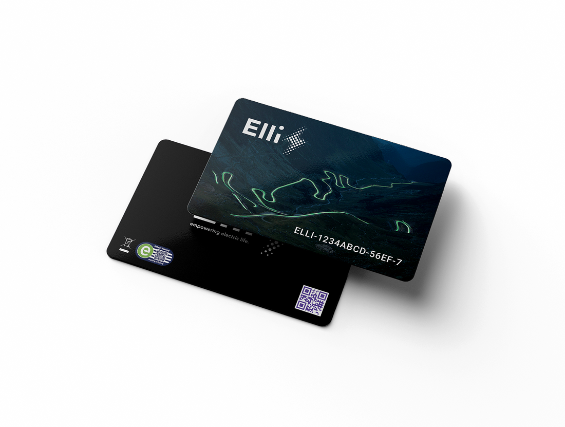Abgebildet sind zwei Elli Charging überall - Ladekarten von Elli: eine offen mit stilisiertem Straßenmotiv und Kartennummer, die andere verdeckt mit QR-Code und Chip – ideal für den transparenten Zugriff auf Ihr Ladenetz.