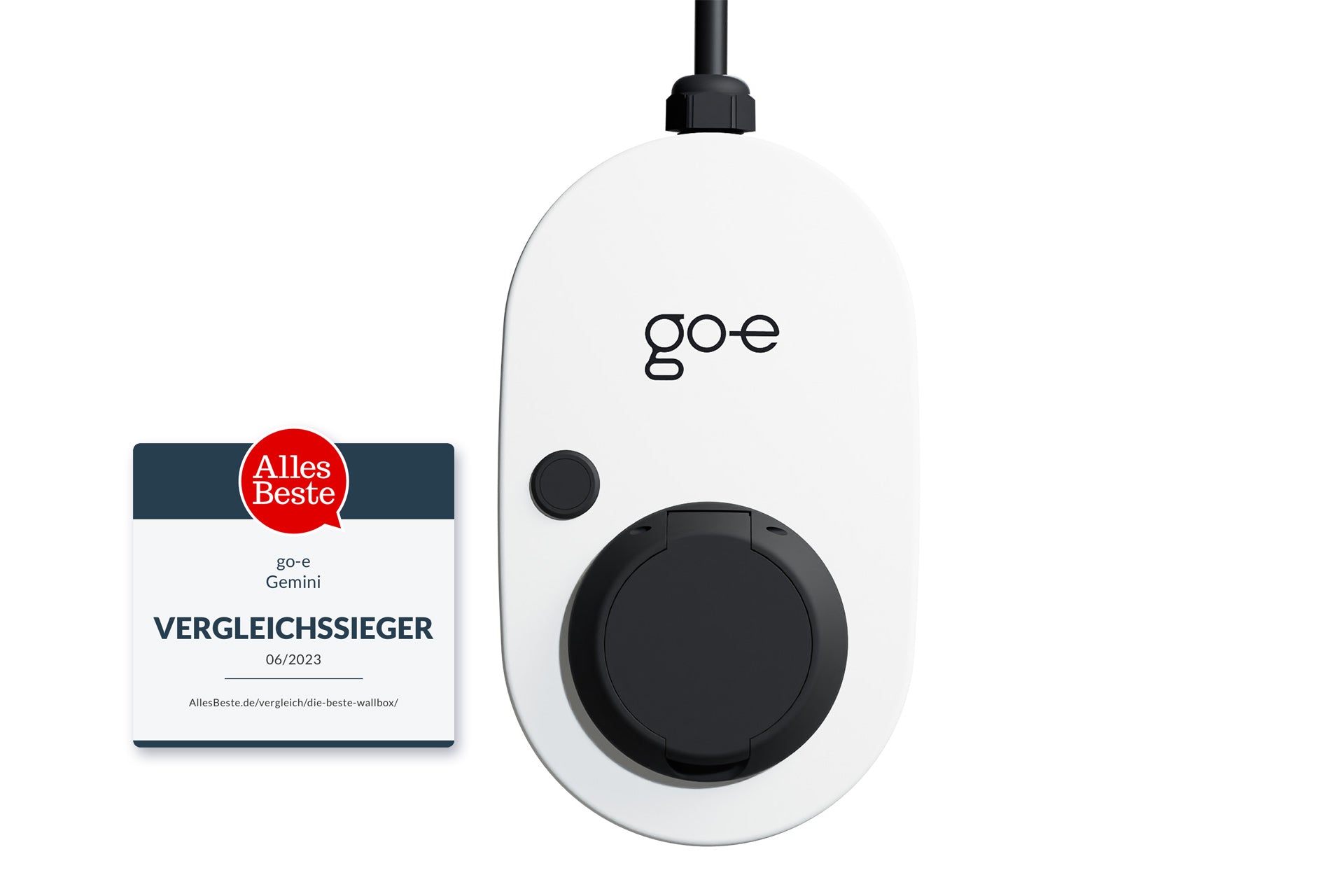 Abgebildet ist ein weißer go-e Charger Gemini von go-e mit schwarzer Steckdose neben einer Plakette mit der Aufschrift „Vergleichssieger 06/2023 Alles Beste“.