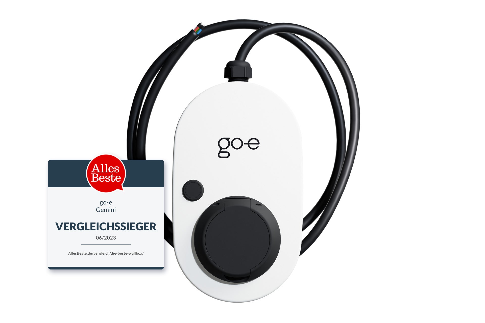 Abgebildet ist eine go-e Charger Gemini Wallbox in Weiß mit schwarzem Kabel neben einer Alles Beste VERGLEICHSSIEGER 06/2023 Auszeichnungsplakette.