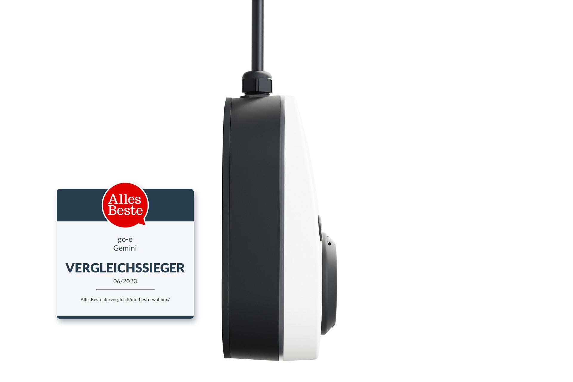 Eine Seitenansicht des an der Wand montierten go-e Charger Gemini von go-e neben einem Schild mit der Aufschrift „Alles Beste Vergleichssieger 06/2023“, das seine erweiterten Lastmanagement-Funktionen präsentiert.