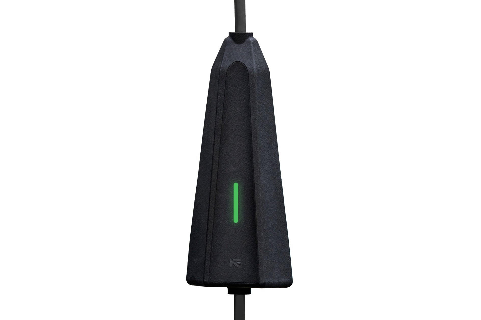 NEcharge One von NEcharge ist eine schwarze, kegelförmige mobile Ladestation mit vertikaler grüner LED und oben und unten verlaufenden Kabeln, perfekt für 3-Phasen-Laden.
