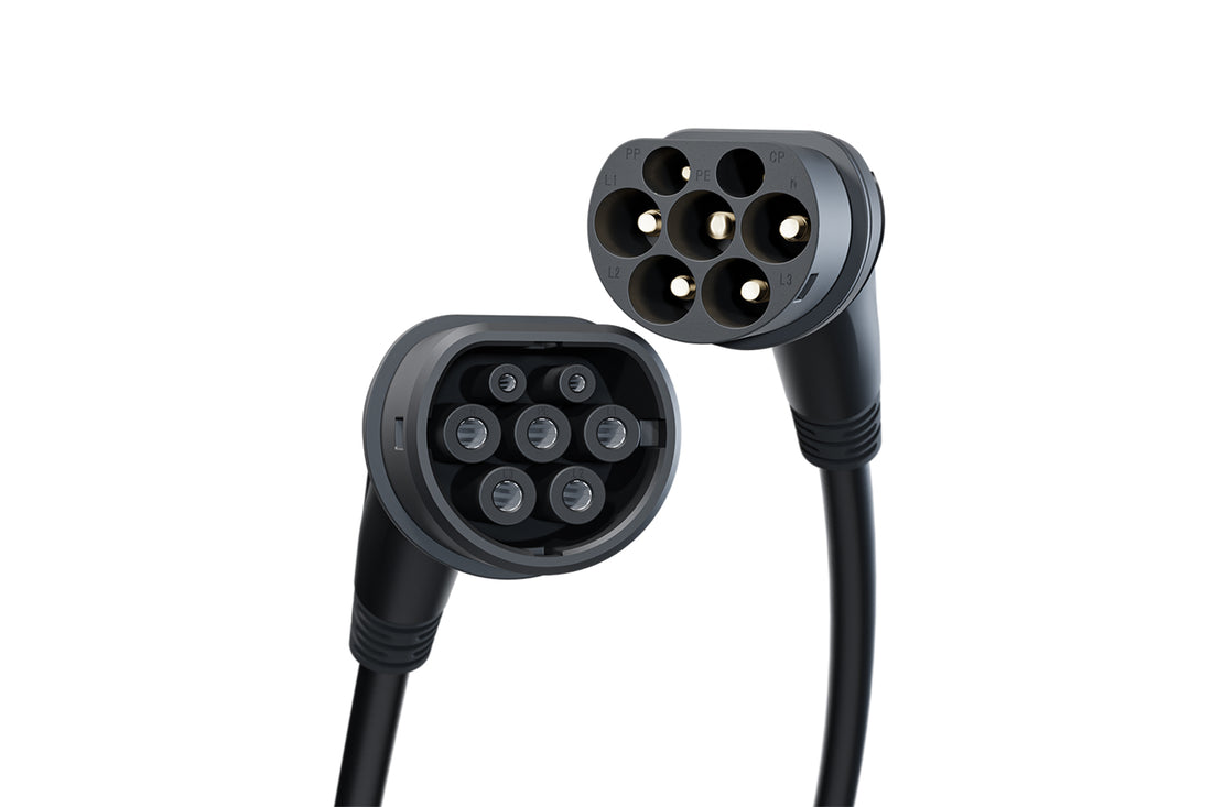 Auf weißem Hintergrund sind zwei jeweils mehrpolige Ladestecker go-e 22 kW Typ 2 Kabel Black Edition von go-e abgebildet.