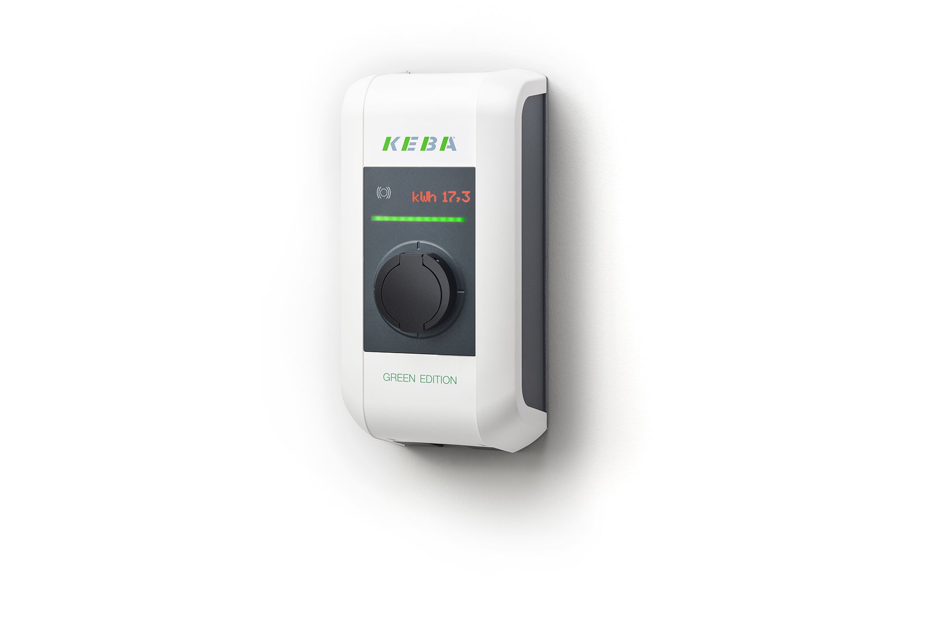 Eine weiße KEBA KeContact P30 X-Serie Green Edition 22 kW Wallbox mit RFID-Autorisierung zeigt über ihrem zentralen Zifferblatt und der digitalen Anzeige „kWh 17,3“ in Rot an.