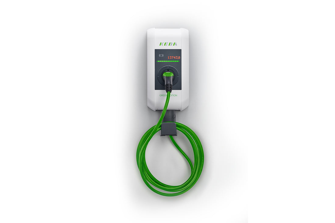 Die KEBA KeContact P30 X-Serie Green Edition (22 kW, RFID-fähig) ist eine wandmontierte Ladestation für Elektrofahrzeuge mit Display und grünem Spiralkabel – ideal für klimaneutrale Wallbox-Lösungen.