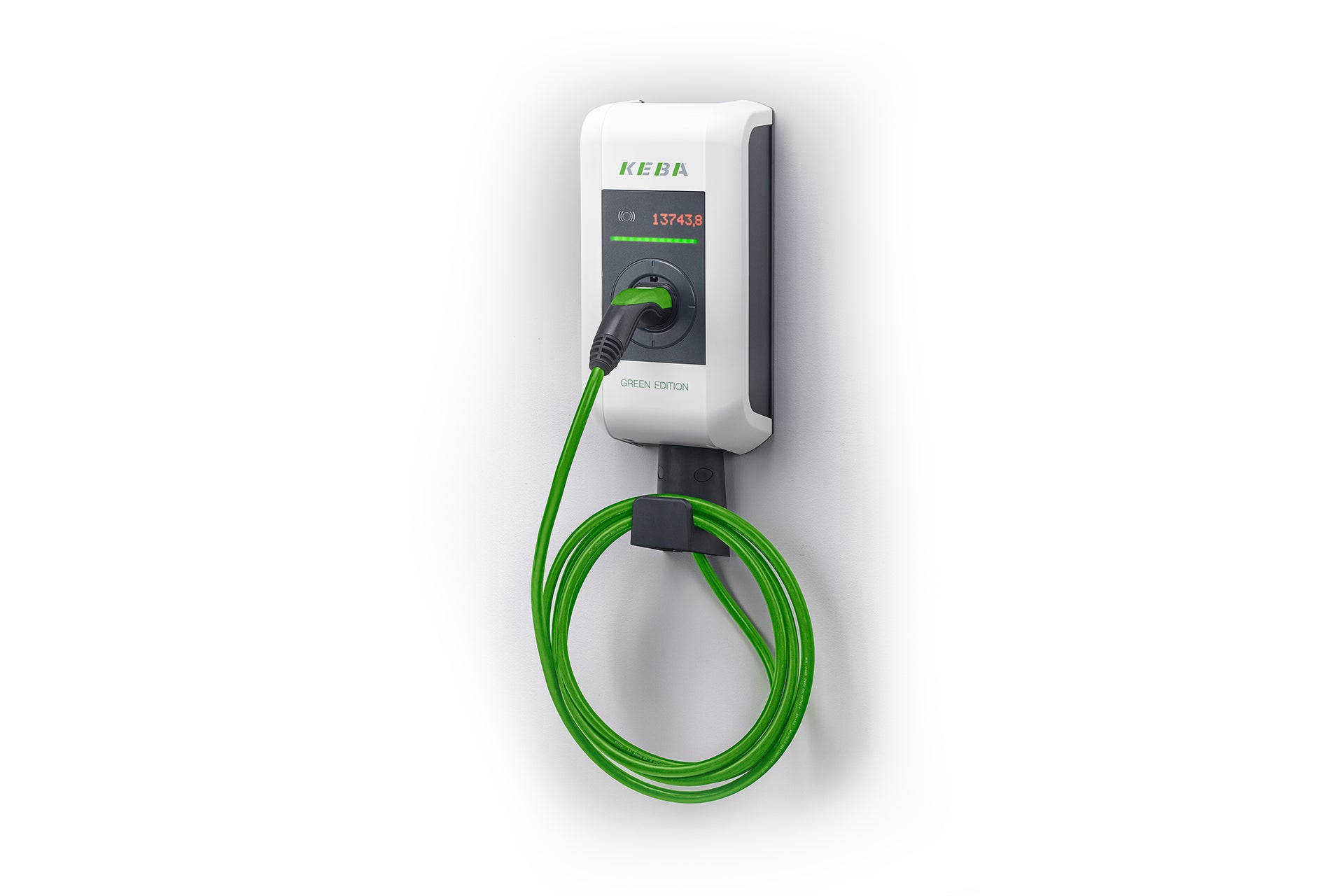 Die KEBA KeContact P30 X-Serie Green Edition (22 kW, RFID) ist eine klimaneutrale Wand-Wallbox in Weiß mit grünem Kabel und digitaler Anzeige, ideal für das lokale Lastmanagement Ihres Elektrofahrzeugs.