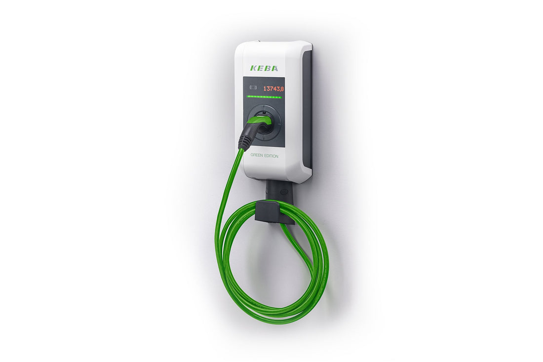 Die KEBA KeContact P30 Dienstwagen-Wallbox von KEBA ist eine wandmontierte Ladestation für Elektrofahrzeuge mit grünem Spiralkabel und integriertem Energiezähler zur präzisen Überwachung.
