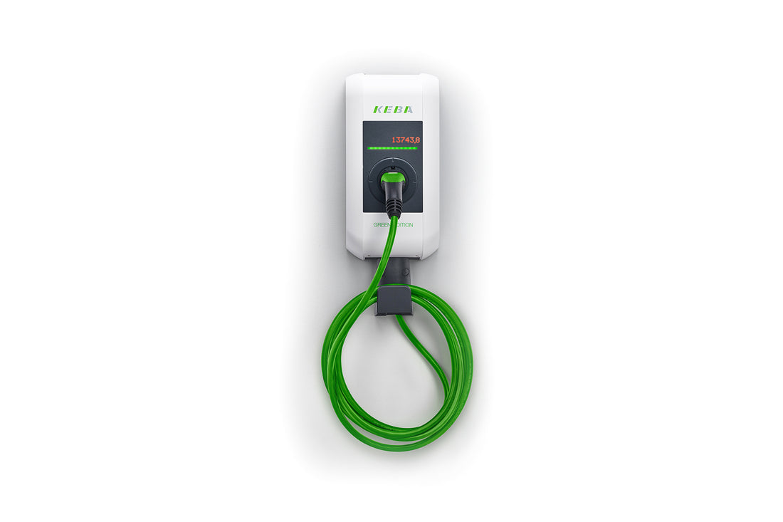 Die KEBA KeContact P30 C-Serie Green Edition ist eine wandmontierte Ladestation für Elektrofahrzeuge mit einem grünen Spiralkabel und praktischem RFID-Kartenzugang.