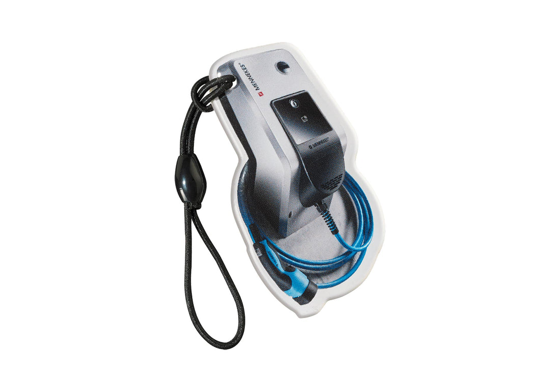 Ein Mennekes AMTRON® RFID-Karten Schlüsselanhänger inklusive Ladestation mit blauem Kabel, perfekt für Fans von Mennekes und multifunktionalen Anwendungen.