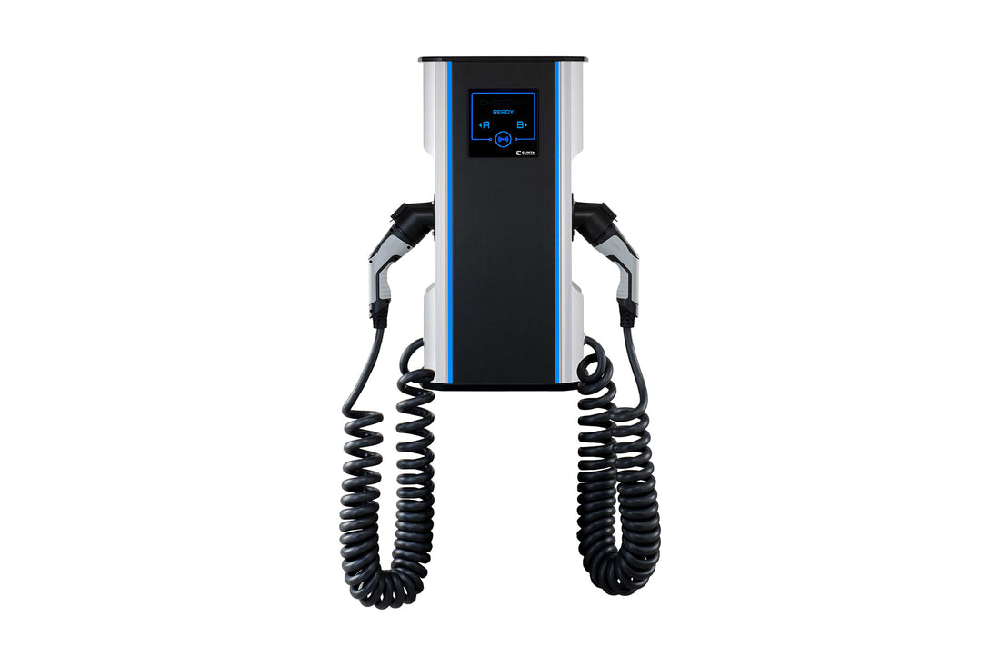 Vorderansicht des Elinta Charge CityCharge Mini2 von Elinta Charge, einer doppelten Ladestation für Elektrofahrzeuge mit Spiralkabeln und Digitalanzeige, die für eine einfache Wandmontage vor weißem Hintergrund konzipiert ist.