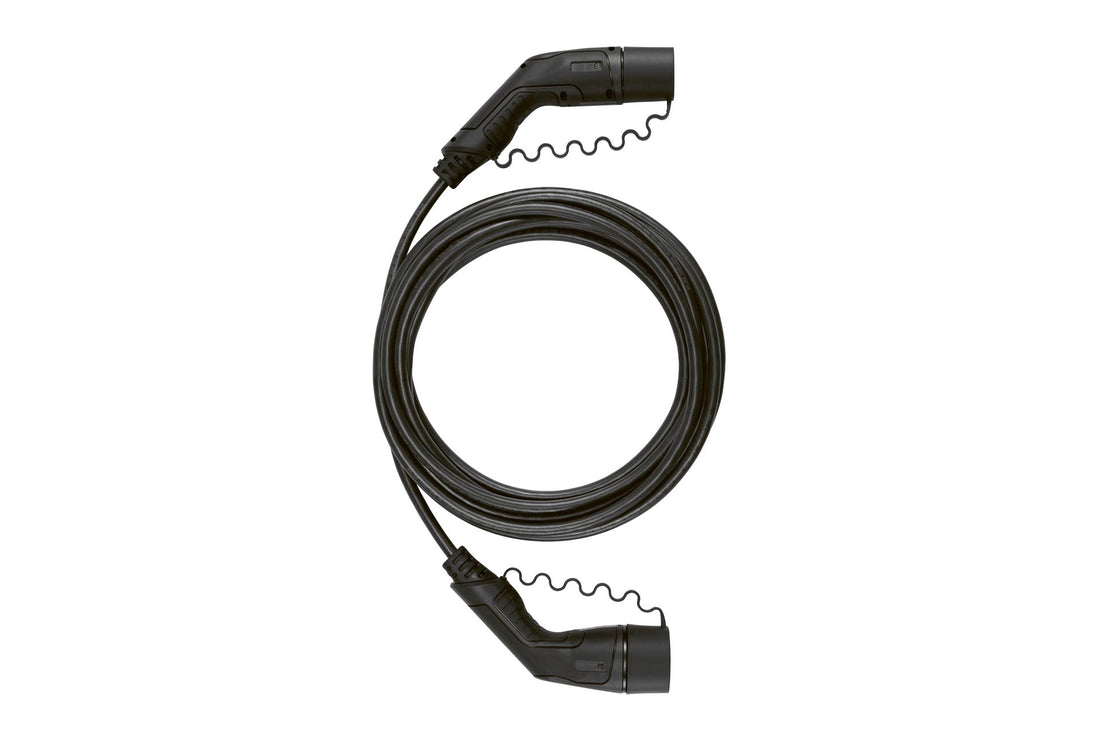 Das ABL Ladekabel Typ 2 von ABL ist ein schwarzes Ladekabel für Elektrofahrzeuge, das an beiden Enden mit Steckern aufgewickelt ist und auf weißem Hintergrund dargestellt ist. Es entspricht der Norm IEC 62196-2 und ist spritzwassergeschützt für den sicheren Einsatz im Freien.
