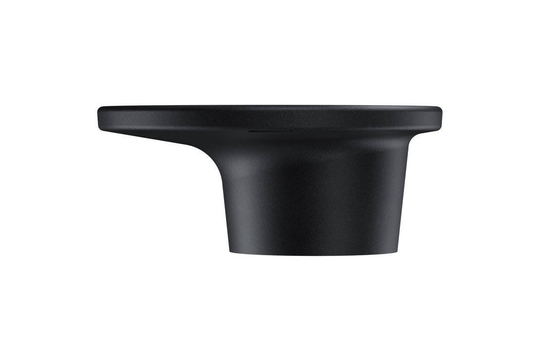 Der Zaptec Chill (Kabelhalterung) von Zaptec ist ein schwarzer, zylindrischer Kabelhalter mit ausgestellter, flacher Oberseite und konischer Basis, elegant fotografiert vor einem weißen Hintergrund.