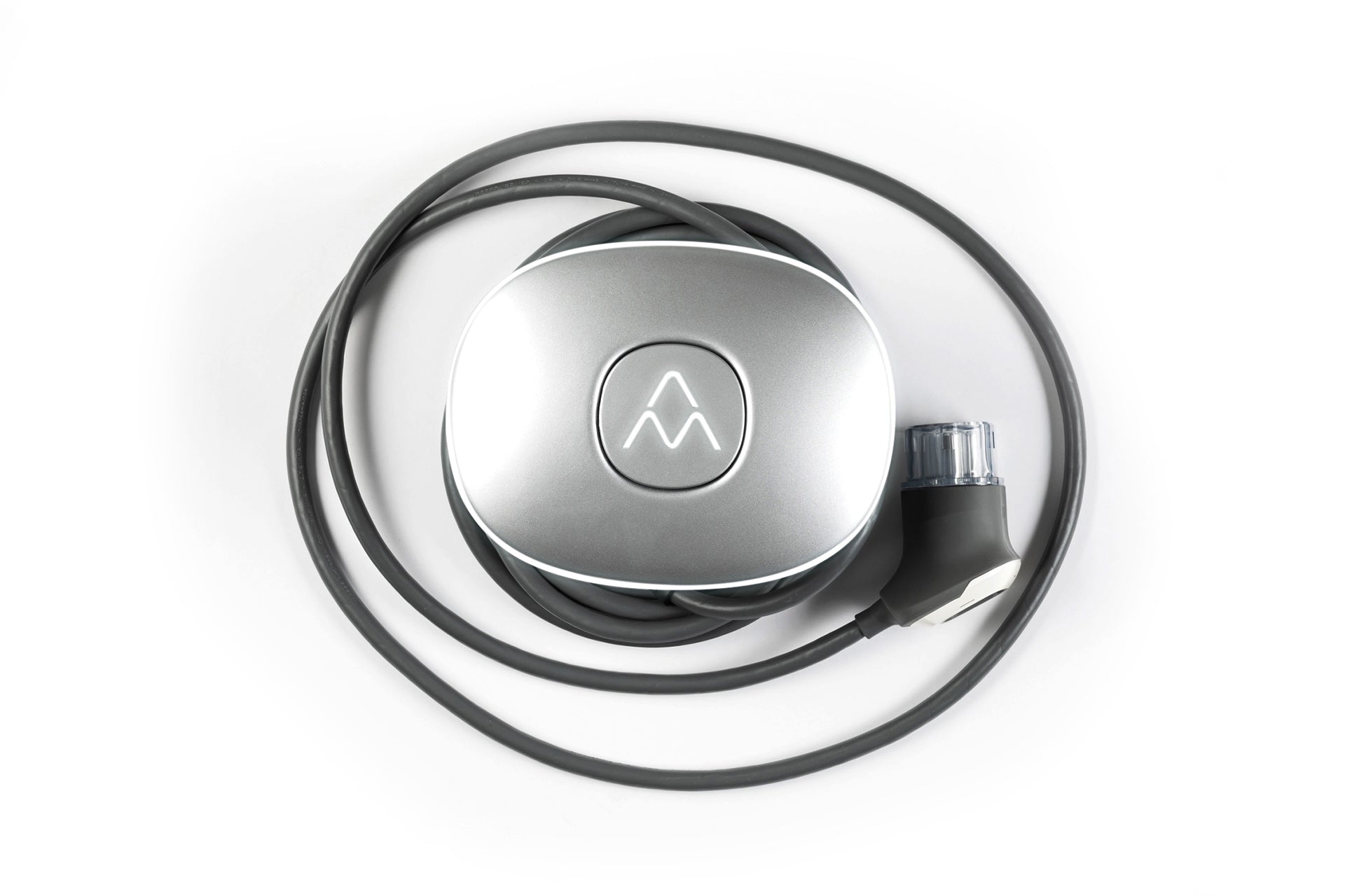 Der Charge Amps Halo von Charge Amps ist eine silberne Ladestation aus recyceltem Aluminium mit einem gewickelten schwarzen Kabel und Stecker vor einem weißen Hintergrund.