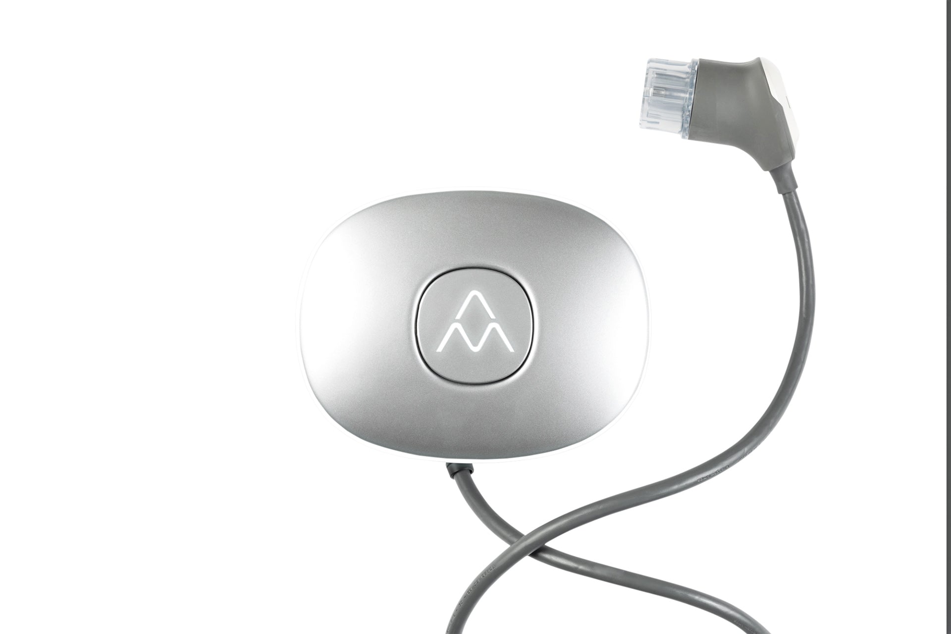 Der Charge Amps Halo von Charge Amps ist ein medizinisches Gerät mit einem runden silbernen Gehäuse aus recyceltem Aluminium, einem zentralen Knopf mit einem Wellensymbol und einem angeschlossenen grauen Kabel, das in einem durchsichtigen Kunststoffsensor endet.