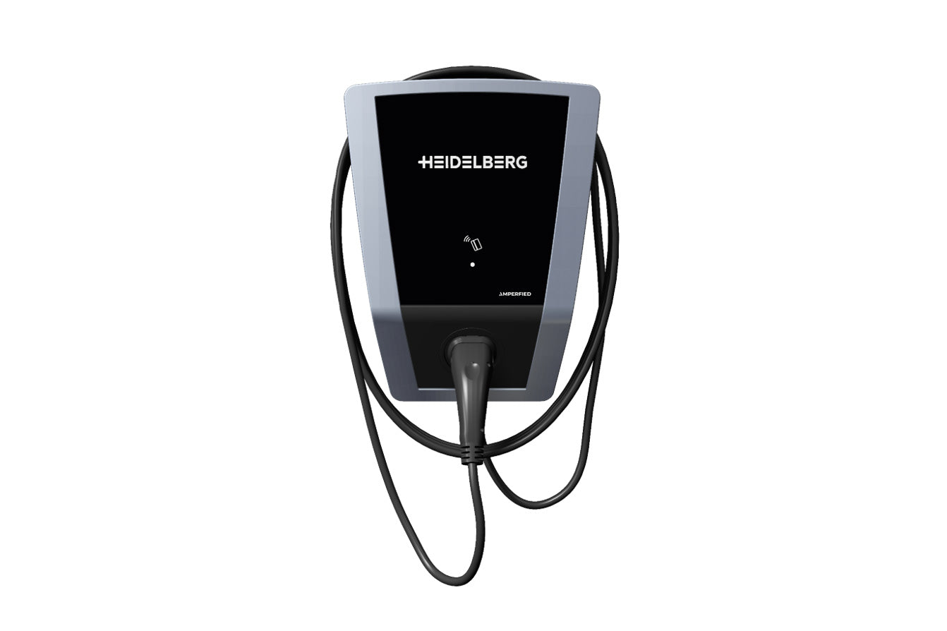 Die Heidelberg AMPERFIED Wallbox connect.home von Heidelberg AMPERFIED ist eine Ladestation für Elektrofahrzeuge mit schwarzem Kabel und Stecker auf weißem Hintergrund. Kompatibel mit der myAMPERFIED App für einfache Steuerung.